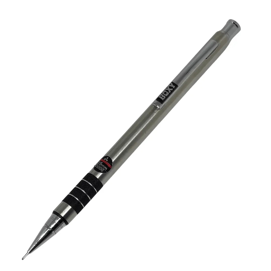 Uni Mitsubishi Boxy vintage versatil kalem, gümüş metal gövde ve siyah tırtıklı kavrama, 0.5 mm