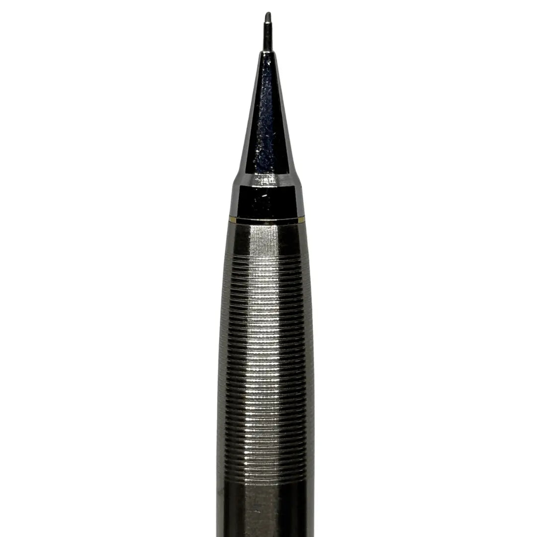 Platinum Vintage kalemin tırtıklı metal kavraması ve siyah koni ucu makro çekim, 0.5 mm