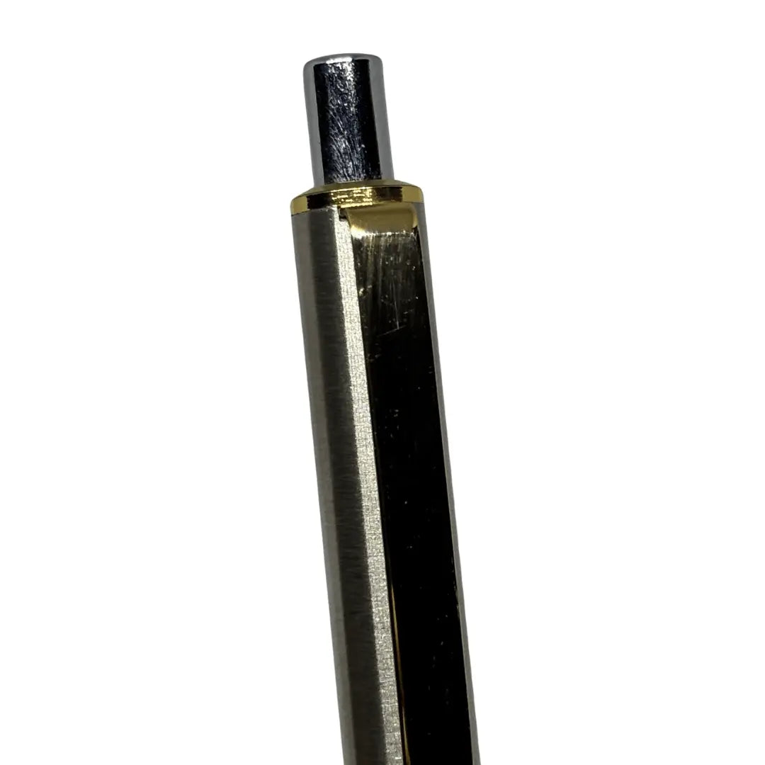 Platinum Vintage kalemin arka gövdesi ve altın bilezikli başlık detayı, farklı açıdan yakın çekim
