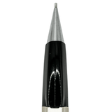 Pentel PD-1055 kalemin siyah konisi ve krom uç borusundan çıkan 0.5 mm min yakın çekim