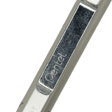 Pentel PD-1055 klipsinin makro çekimi, Pentel logosu ve klips altındaki dokulu koyu yüzey