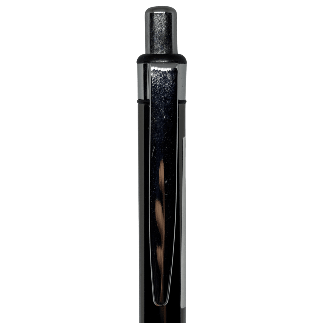 Tombow Dimple II kalemin parlak siyah gövdesi ve krom klipsi, dikey makro çekim