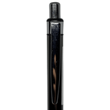 Tombow Dimple II kalemin parlak siyah gövdesi ve krom klipsi, dikey makro çekim