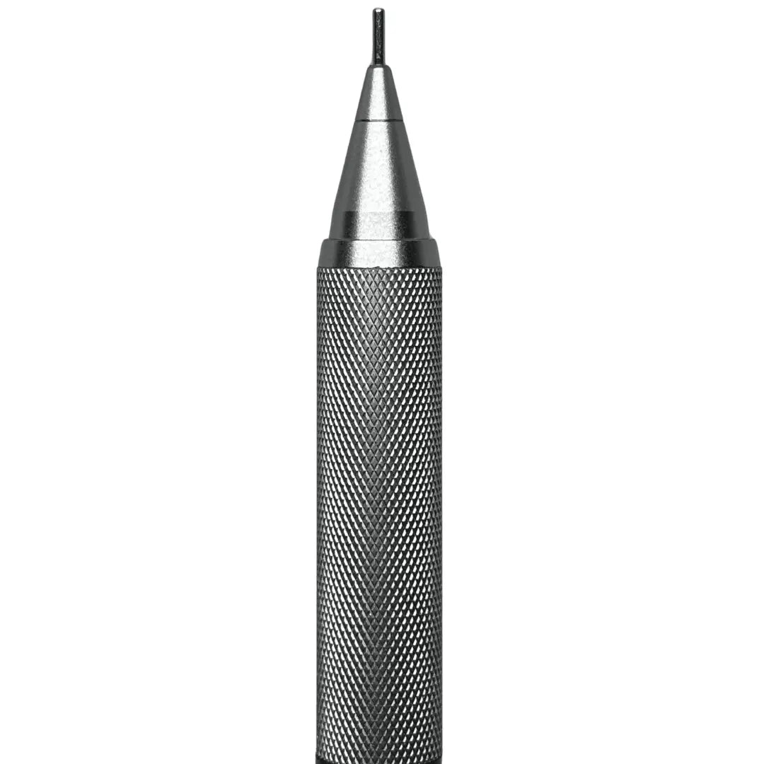 Staedtler REG kalemin elmas desenli metal kavrama bölümü ve koni ucu yakın çekim
