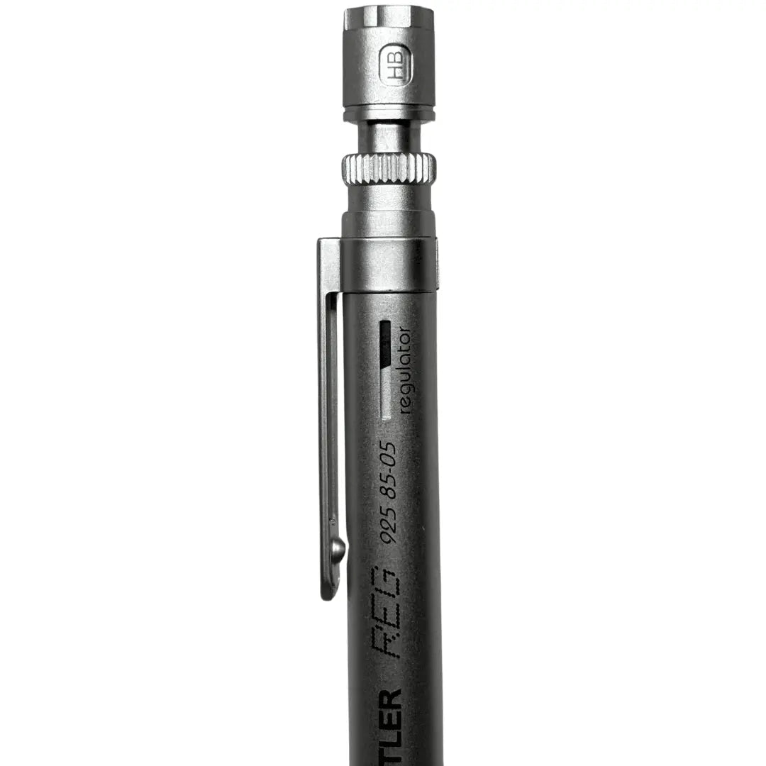 Staedtler REG kalemin üst kısmı, HB göstergeli başlık, tırtıklı ayar halkası ve regulator yazısı