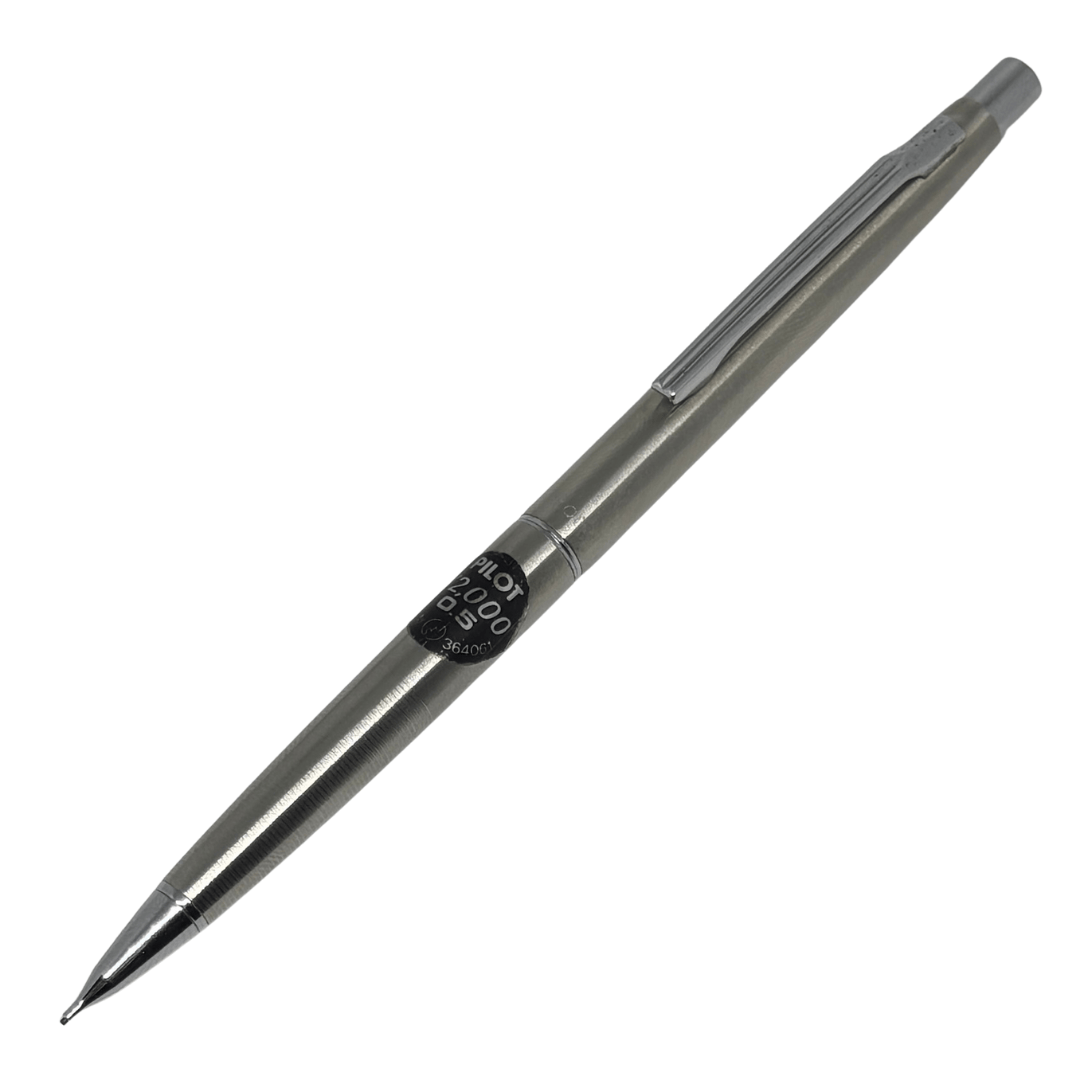 Pilot 2000 vintage metal versatil kalem, mat çelik gövde ve PILOT 2000 0.5 etiketiyle tam boy görünüm