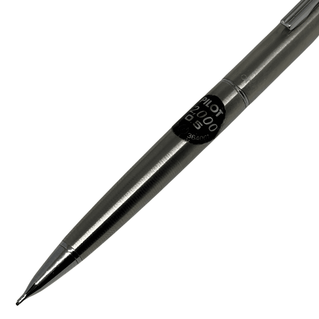 Pilot 2000 vintage kalemin PILOT 2000 0.5 etiketi ve konik ön ucu, çapraz yakın çekim