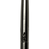 Pilot 2000 gövdesinde yıllanmış metal dokusu ve kullanım izleri, ortadan makro çekim