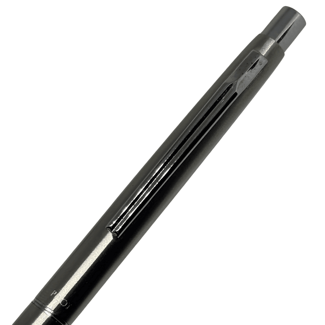 Pilot 2000 kalemin metal klipsi ve tıklama başlığı, koyu tonlu çapraz yakın çekim