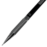 Pentel PG-1505 kalemin tırtıklı metal kavrama bölümü, 0.5 Pentel yazısı ve uç borusu yakın çekim