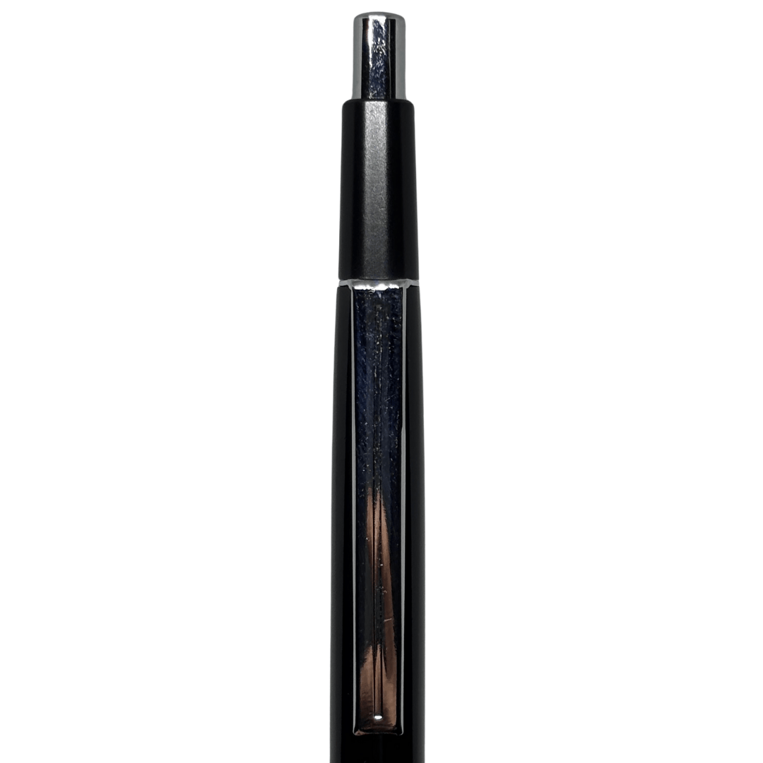 Pentel PG-1505 kalemin arka ucu, krom tıklama başlığı ve parlak metal klips dik konumda