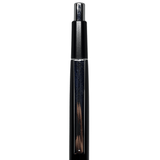 Pentel PG-1505 kalemin arka ucu, krom tıklama başlığı ve parlak metal klips dik konumda