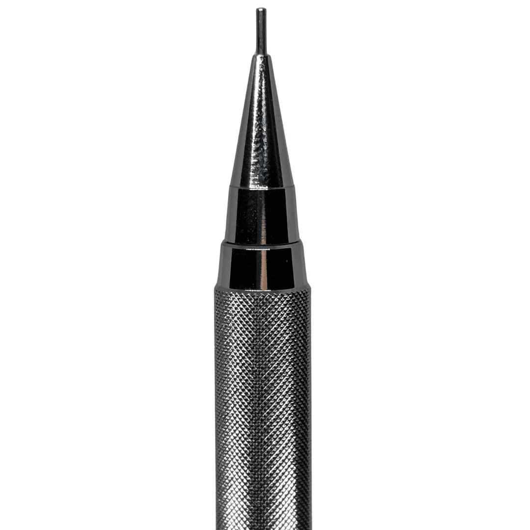 Pentel PG-1505 kalemin konik uç borusu ve tırtıklı kavrama dokusu çok yakın makro çekimde