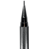 Pentel PG-1505 kalemin konik uç borusu ve tırtıklı kavrama dokusu çok yakın makro çekimde