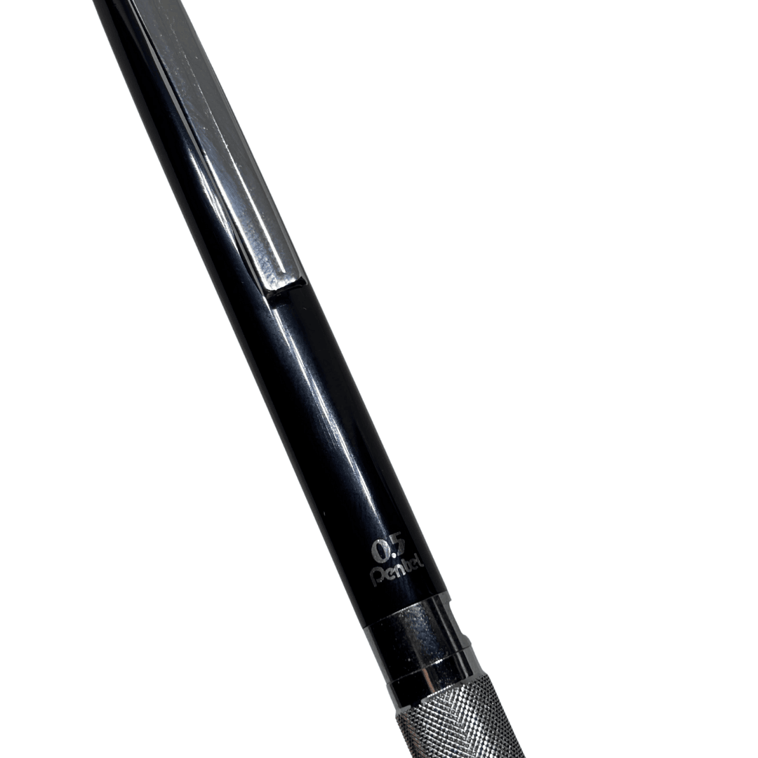 Pentel PG-1505 gövdesindeki 0.5 Pentel baskısı ve klips, eğik açıdan yakın çekim