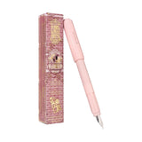Ferris Wheel Press Carousel Billowing Blush dolma kalem, pudra pembe gövde ve çelik uç, desenli kutusunun yanında, medium uç