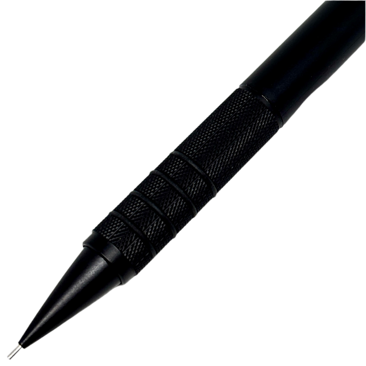 Uni M5-1006 kalemin tırtıklı metal kavrama bölümü ve konik ucu yakın çekim