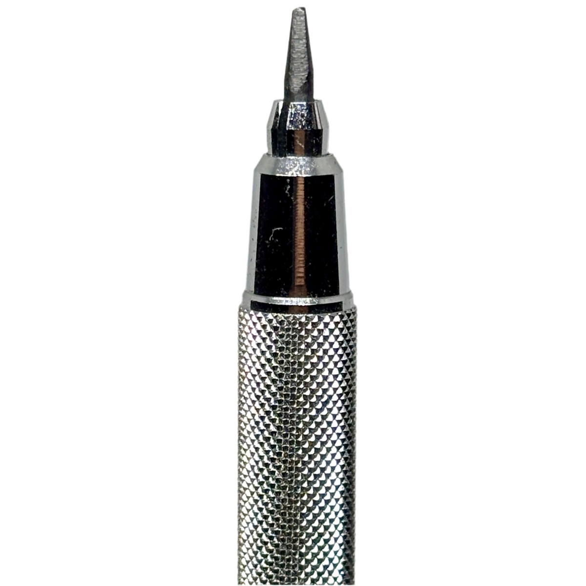 Tombow Monotech 500 kalemin tırtıklı gümüş kavraması ve sivriltilmiş 2.0 mm kalem ucu makro çekimde