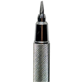 Tombow Monotech 500 kalemin tırtıklı gümüş kavraması ve sivriltilmiş 2.0 mm kalem ucu makro çekimde