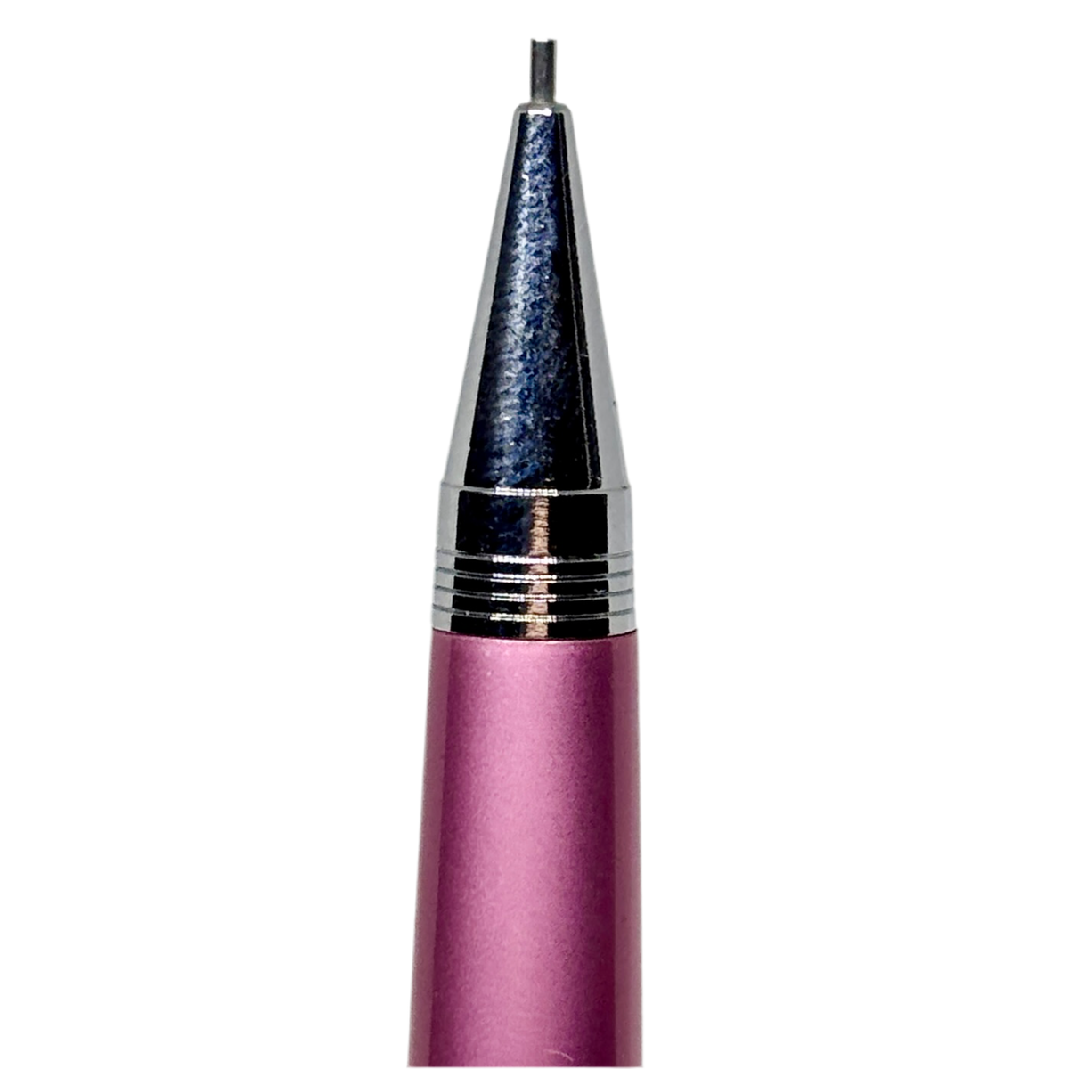 Tombow çiçek desenli kalemin krom koni ucu makro çekimde, çıkan 0.5 mm uç