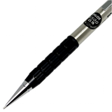 Pilot Trusty Vintage kalemin siyah kavrama bölümü ve krom konik ucu yakın çekim