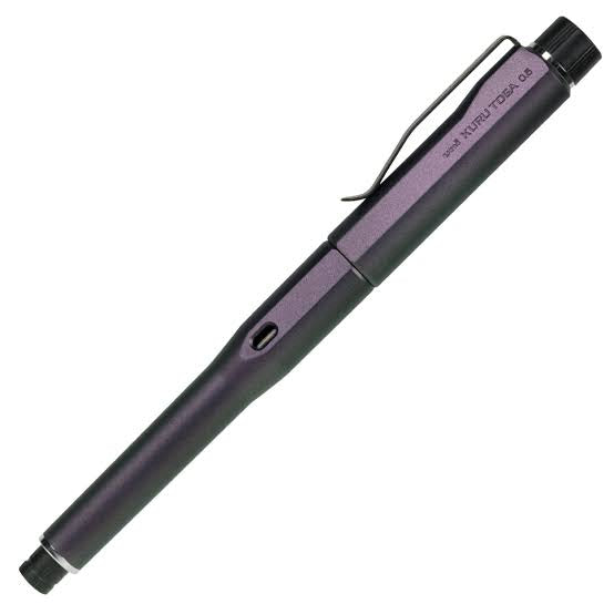 Uni Kuru Toga Dive Aurora Purple versatil kalem kapaklı hâlde çapraz duruş, mor metalik gövde, 0.5 mm