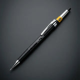 Pentel PG5 versatil kalem siyah gövde ve krom klips, koyu gri zeminde tam boy, 0.5 mm