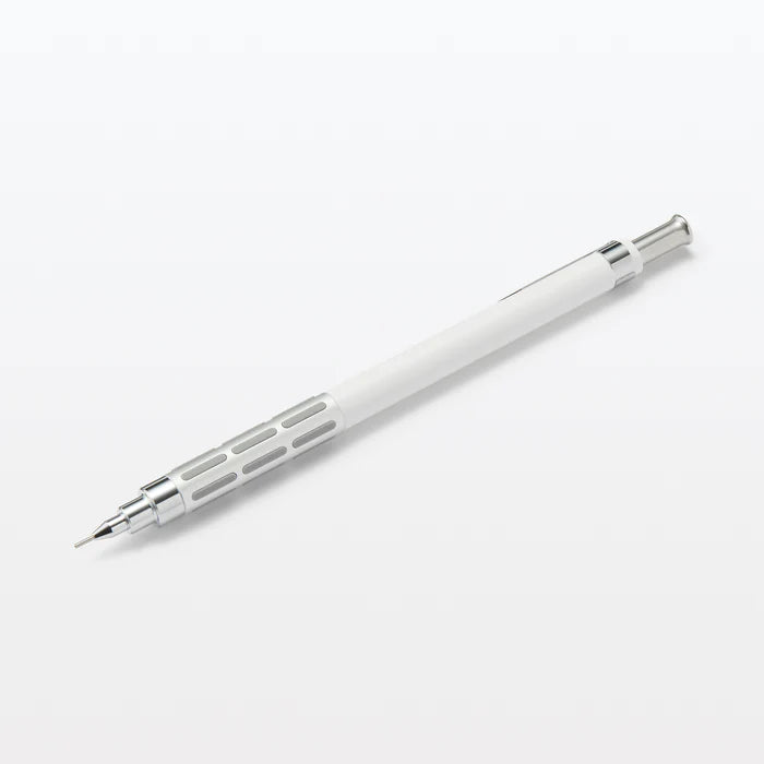 MUJI Light versatil kalem beyaz zeminde eğik yatar konumda, ince metal uç görünür