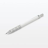 MUJI Light versatil kalem beyaz zeminde eğik yatar konumda, ince metal uç görünür