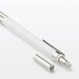 MUJI Light kalemin sökülmüş metal başlığı ve altındaki beyaz silgi, yakın çekim