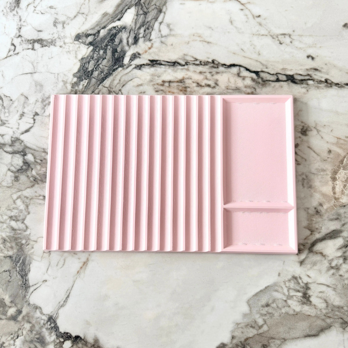 Kalemsy Axis 14 kalemlik tepsi pastel pembe, boş oluklar ve sağdaki geniş bölme üstten