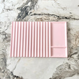 Kalemsy Axis 14 kalemlik tepsi pastel pembe, boş oluklar ve sağdaki geniş bölme üstten