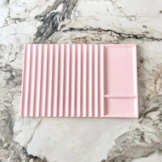 Kalemsy Axis 14 kalemlik tepsi pastel pembe, boş oluklar ve sağdaki geniş bölme üstten