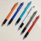 Sakura Writoll kalemler altı renk; turuncu, mavi, turkuaz, beyaz, gri ve kırmızı, açılı dizilim