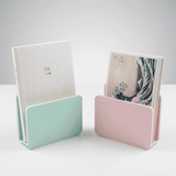 Kalemsy Tana masaüstü dosya ve defter tutucu stand, pastel yeşil ve pastel pembe iki adet defterlerle dolu