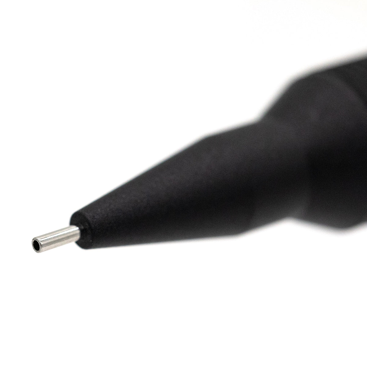Luddite EVERDRAW versatil kalemin mat siyah koni ucu ve metal boru yakın çekim, 0.5 mm