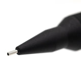 Luddite EVERDRAW versatil kalemin mat siyah koni ucu ve metal boru yakın çekim, 0.5 mm
