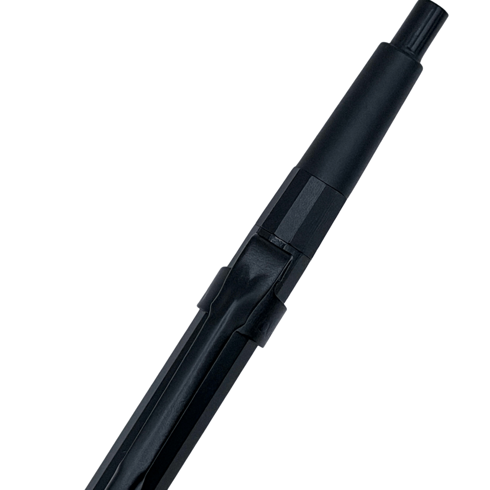 Pentel PG5 Full Black kalemin arka gövdesi ve tıklama başlığı, mat siyah üzerine makro çekim