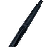 Pentel PG5 Full Black kalemin arka gövdesi ve tıklama başlığı, mat siyah üzerine makro çekim
