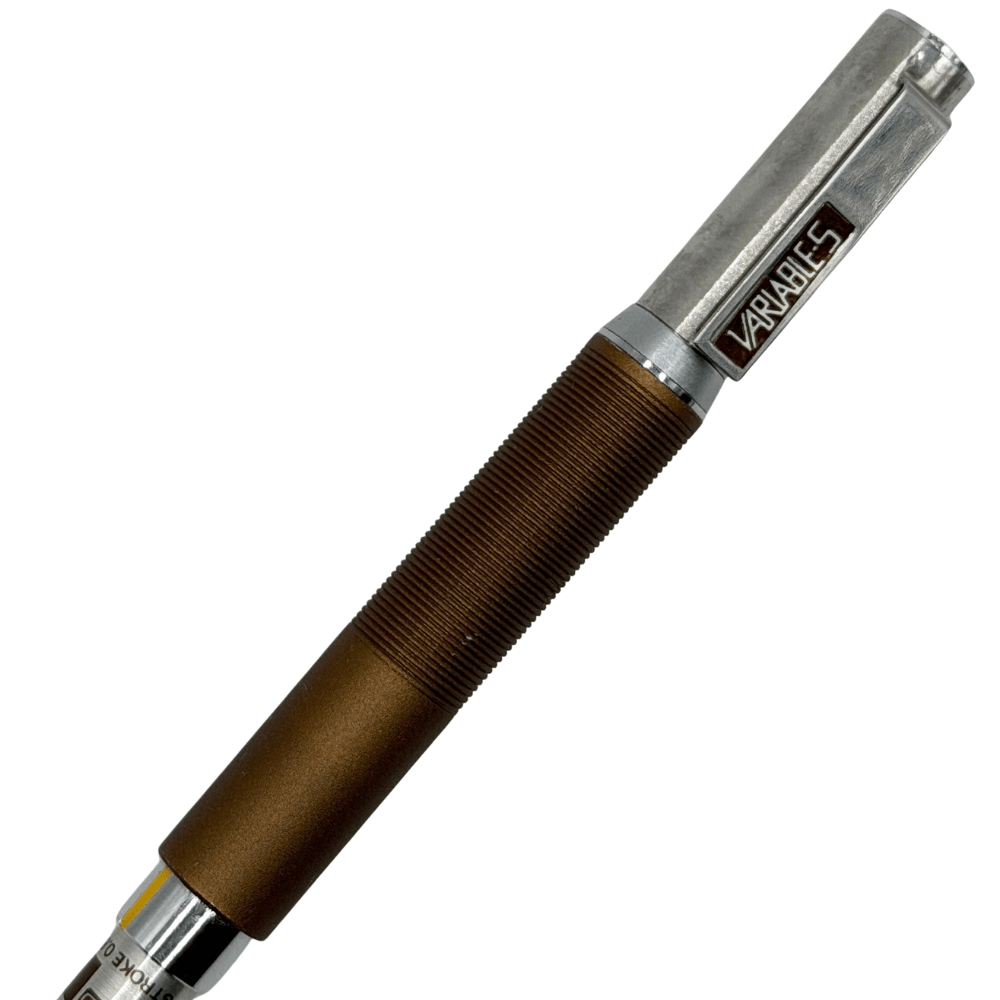 Tombow Variable Vintage kalemin Variables yazılı metal klipsi ve kahverengi kavrama yakın çekim