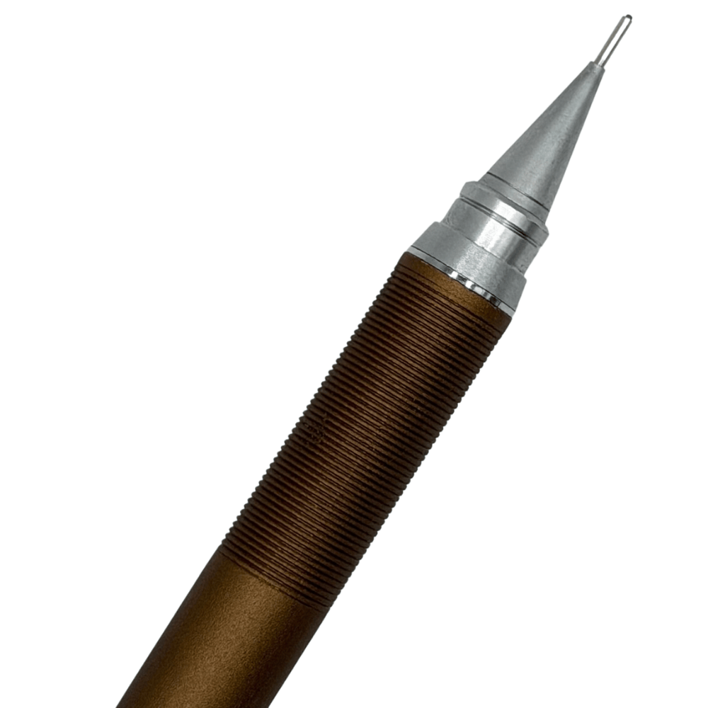 Tombow Variable Vintage kalemin krom koni ucu ve ince uç boru detayı yakın çekim, 0.5 mm