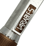 Tombow Variable Vintage kalemin klipsindeki kahverengi Variables logo plakası makro çekim
