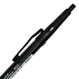 Pentel PG5 Full Black klipsi, HB uç sertliği göstergesi ve tıklama başlığı yakın çekim