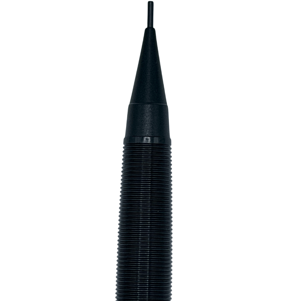 Pentel PG5 Full Black uç konisi ve tırtıklı kavraması makro çekim, tamamen mat siyah