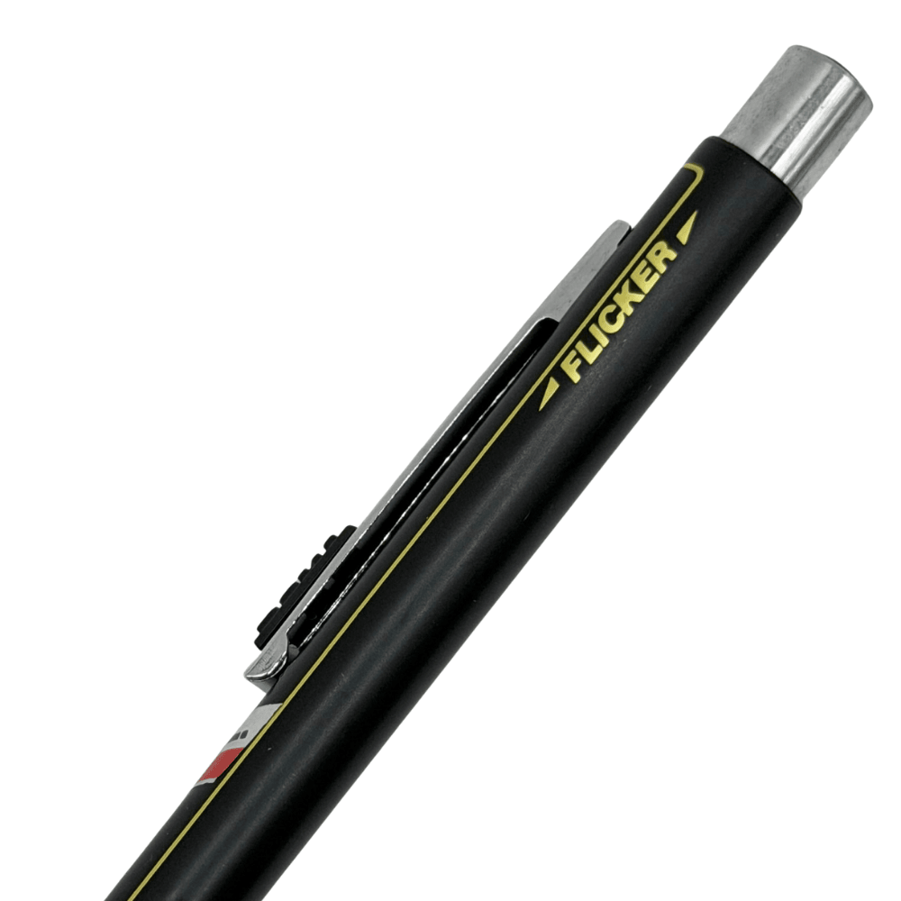 Uni Flicker kalemin üst gövdesi, krom başlık, tırtıklı klips ve sarı FLICKER baskısı