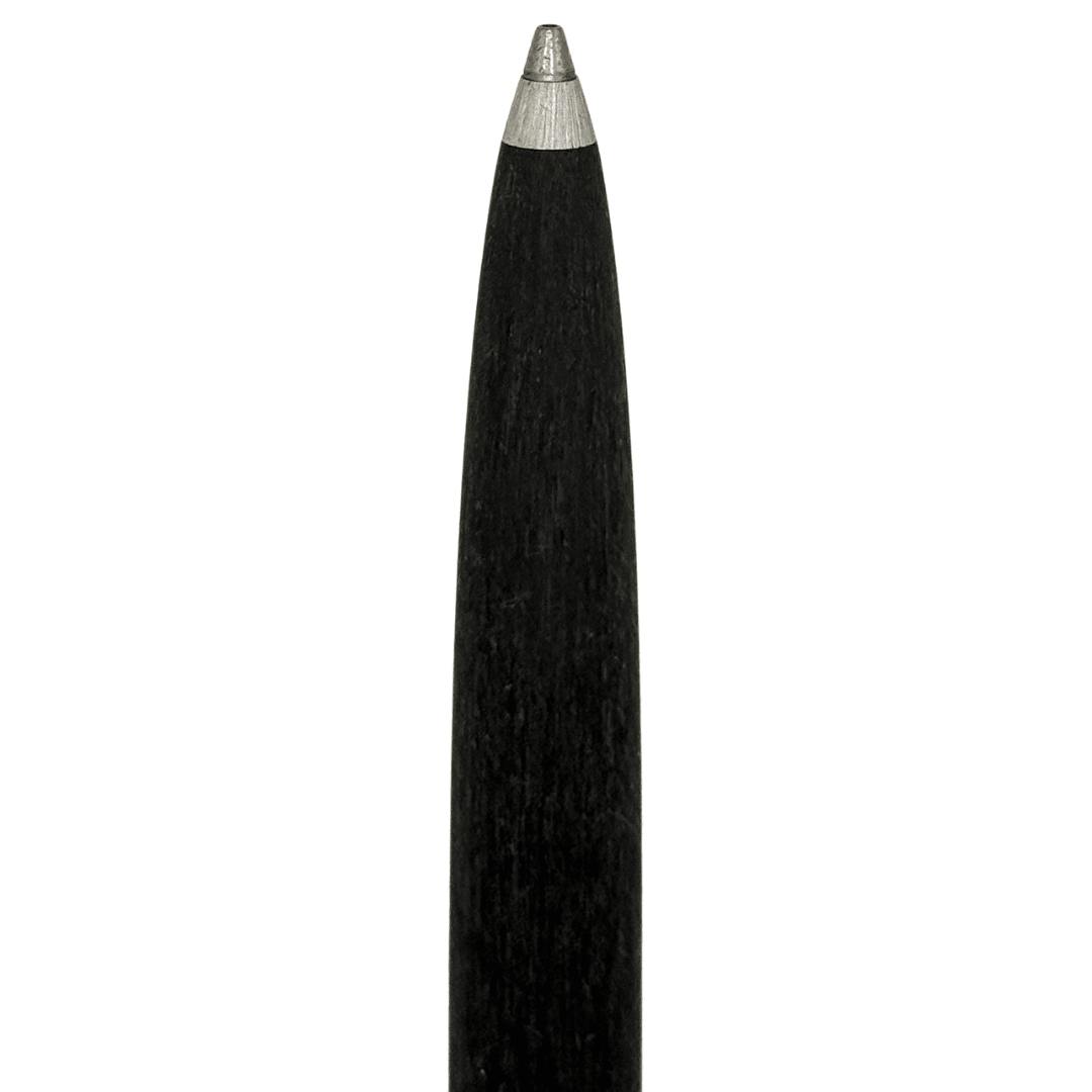 Montblanc 250 kalemin konik metal ucu ve siyah gövde dokusunun dik yakın çekimi