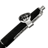 Montblanc 250 kalemin beyaz yıldız amblemli klipsi ve üst gövdesi, açılı yakın çekim