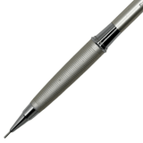 Uchida Drawing Sharp yivli kavrama bölümü ve krom koni uç yakın çekim, 0.5 mm bora görünür