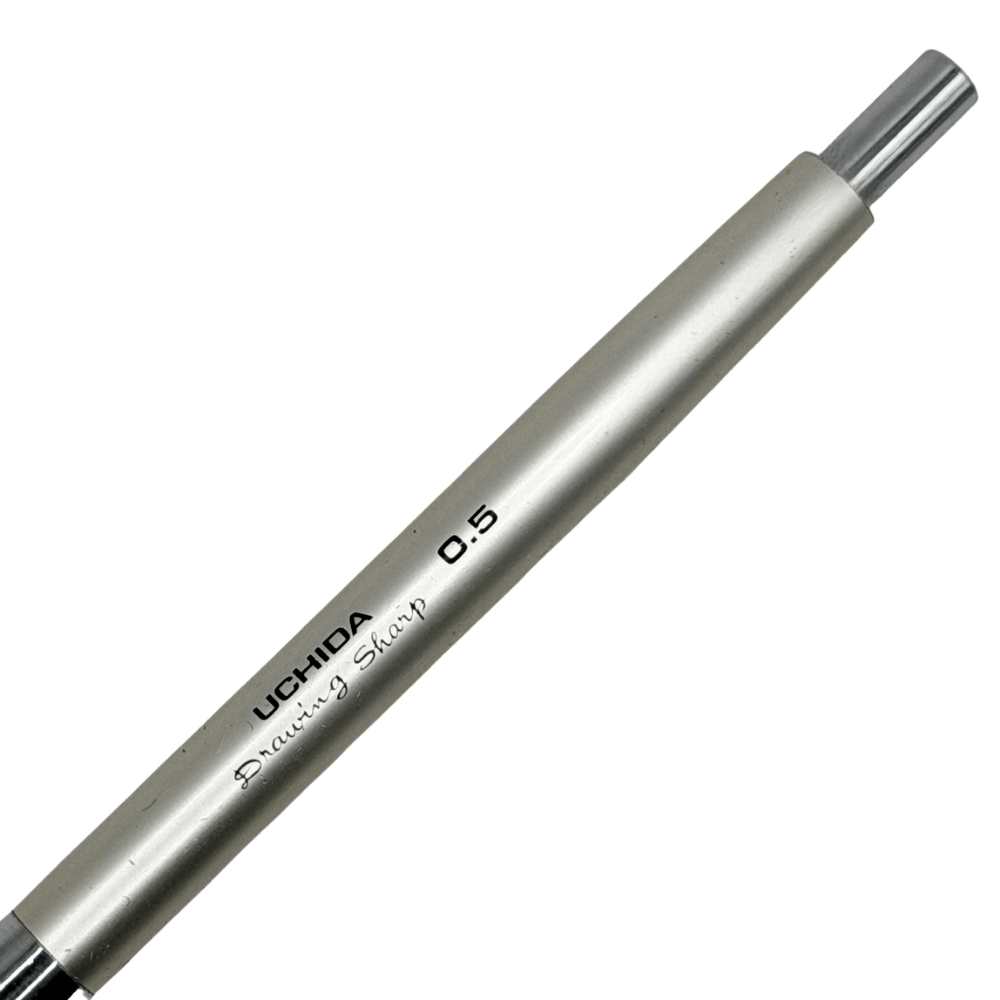 Uchida Drawing Sharp gövdesindeki UCHIDA Drawing Sharp 0.5 baskısı ve arka tıklama başlığı