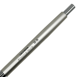 Uchida Drawing Sharp gövdesindeki UCHIDA Drawing Sharp 0.5 baskısı ve arka tıklama başlığı